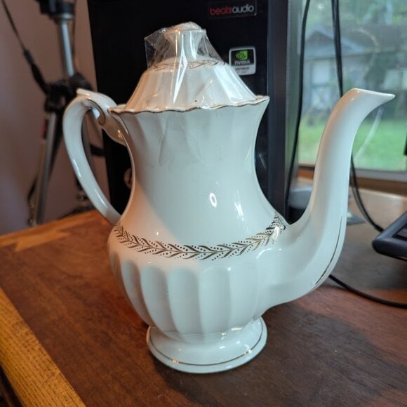 J.&G. Meakin Classic White Coffee Pot - Picture 1 of 3
